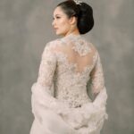 Chelsea Islan Instagram - Sebutan "Kebaya" merupakan kata yang berasal dari "Abaya" yang artinya jubah atau pakaian. Pakaian identik yang dipakai perempuan Indonesia ini melambangkan kesederhanaan, keanggunan, kelembutan dan keteguhan perempuan Indonesia. Kebaya yang indah ini dibuat oleh Mas @didietmaulana ✨