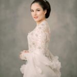 Chelsea Islan Instagram – Selamat Hari Kartini untuk semua perempuan Indonesia! Hari Kartini adalah momen yang sangat berarti bagi perempuan Indonesia. Semoga perjuangan Ibu Kartini dalam memperjuangkan hak-hak perempuan Indonesia terus diingat dan di apresiasi oleh masyarakat. Perempuan adalah pembawa peradaban. 🤍

📷: @gaillardmathieu
