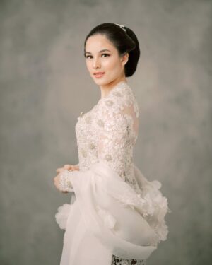 Chelsea Islan Instagram - Selamat Hari Kartini untuk semua perempuan Indonesia! Hari Kartini adalah momen yang sangat berarti bagi perempuan Indonesia. Semoga perjuangan Ibu Kartini dalam memperjuangkan hak-hak perempuan Indonesia terus diingat dan di apresiasi oleh masyarakat. Perempuan adalah pembawa peradaban. 🤍

📷: @gaillardmathieu