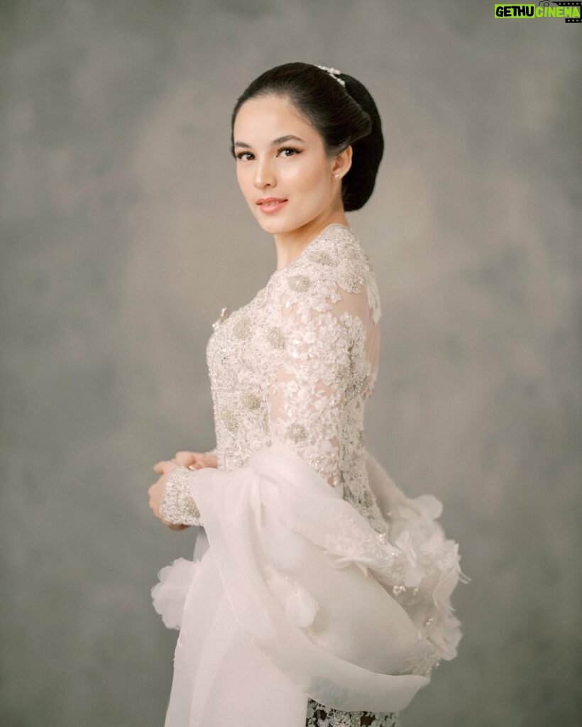 Chelsea Islan Instagram - Selamat Hari Kartini untuk semua perempuan Indonesia! Hari Kartini adalah momen yang sangat berarti bagi perempuan Indonesia. Semoga perjuangan Ibu Kartini dalam memperjuangkan hak-hak perempuan Indonesia terus diingat dan di apresiasi oleh masyarakat. Perempuan adalah pembawa peradaban. 🤍 📷: @gaillardmathieu