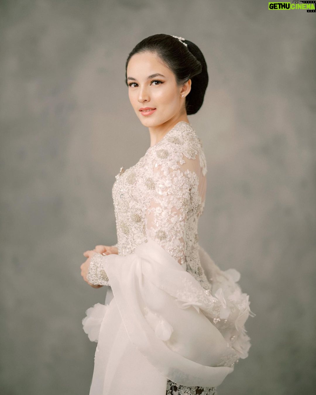 Chelsea Islan - 94K Likes - Selamat Hari Kartini untuk semua perempuan Indonesia! Hari Kartini adalah momen yang sangat berarti bagi perempuan Indonesia. Semoga perjuangan Ibu Kartini dalam memperjuangkan hak-hak perempuan Indonesia terus diingat dan di apresiasi oleh masyarakat. Perempuan adalah pembawa peradaban. 🤍
📷: @gaillardmathieu