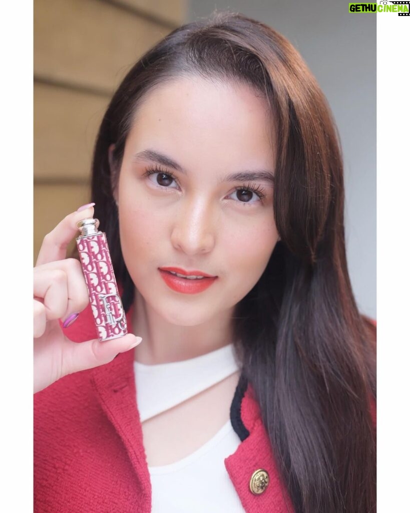 Chelsea Islan Instagram - Loving my Dior Addict case inspired from the House of Dior’s aesthetic codes – allowing me to couturify my full look and the beauty routine. My personal favorite would be the 521 Diorelita in Burgundy Oblique case to match my red lip in Dior Addict #008. Which one will you choose? #DiorAddict @diorbeauty 🌹♥️