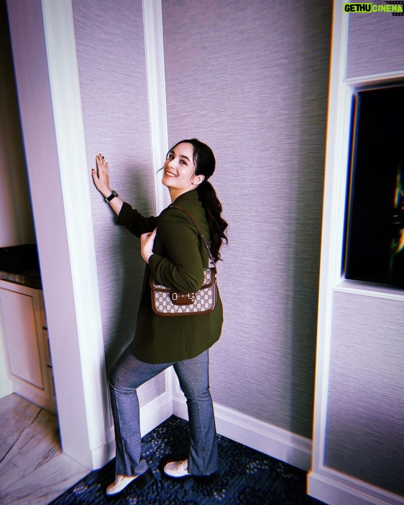 Chelsea Islan Instagram - Could you spot the Iconic Horsebit? Loving my @gucci 1955 Horsebit GG Supreme shoulder bag! #Gucci #GucciHorsebit1955 🤎