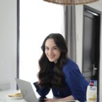 Chelsea Islan Instagram - Selamat pagi semua! 🌞 Di momen puasa kayak gini, pasti banyak banget undangan buka bersama dari teman-teman. Supaya BukBer tetap on point jangan lupa selalu keramas pakai @headandshouldersid Lemon Fresh yang bisa bersihkan minyak, karena ada formula baru yang bikin rambut terasa 2x lebih lembut tapi juga efektif kalahkan ketombe basah dan gatal hingga ke 5 Lapisan Kulit Kepala! Mau stay produktif kayak aku? Yuk #MoveOnBeb ke Head & Shoulders sekarang! #HSAmbassadors 💙