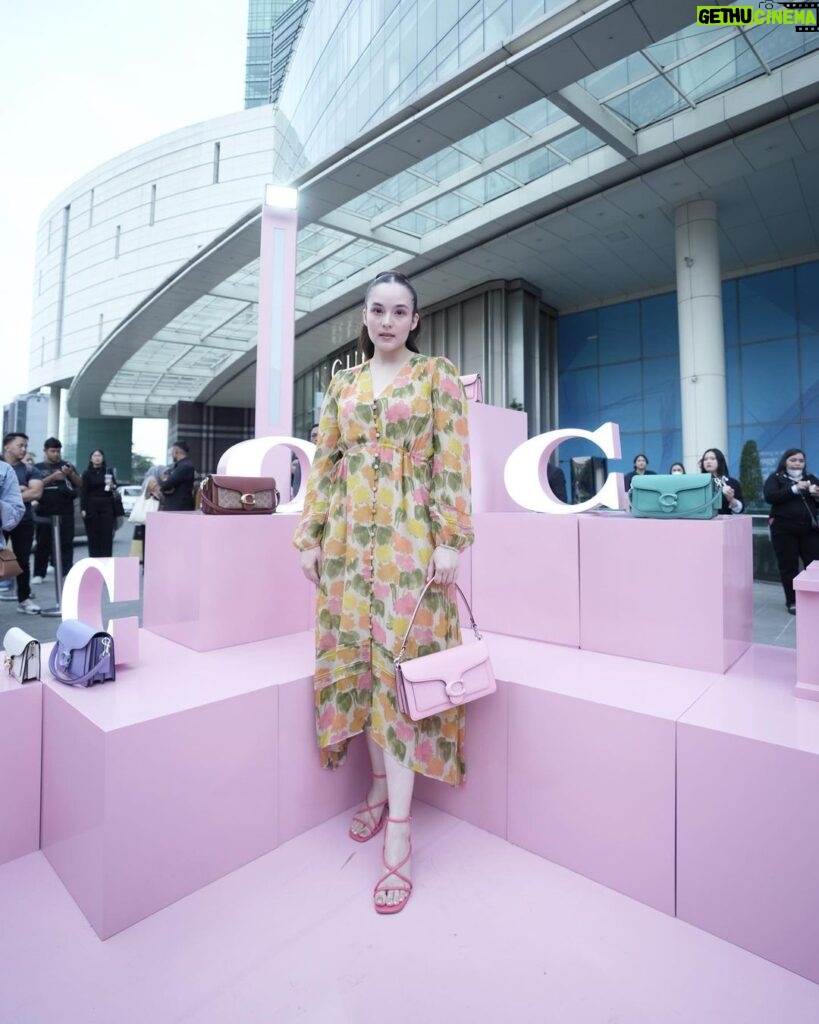 Chelsea Islan Instagram - Visiting The Coach Tabby pop-up tour at The Crystal Outdoor, Senayan City 💗 #CoachNY #InMyTabby @kanmogroup.fashion @coach