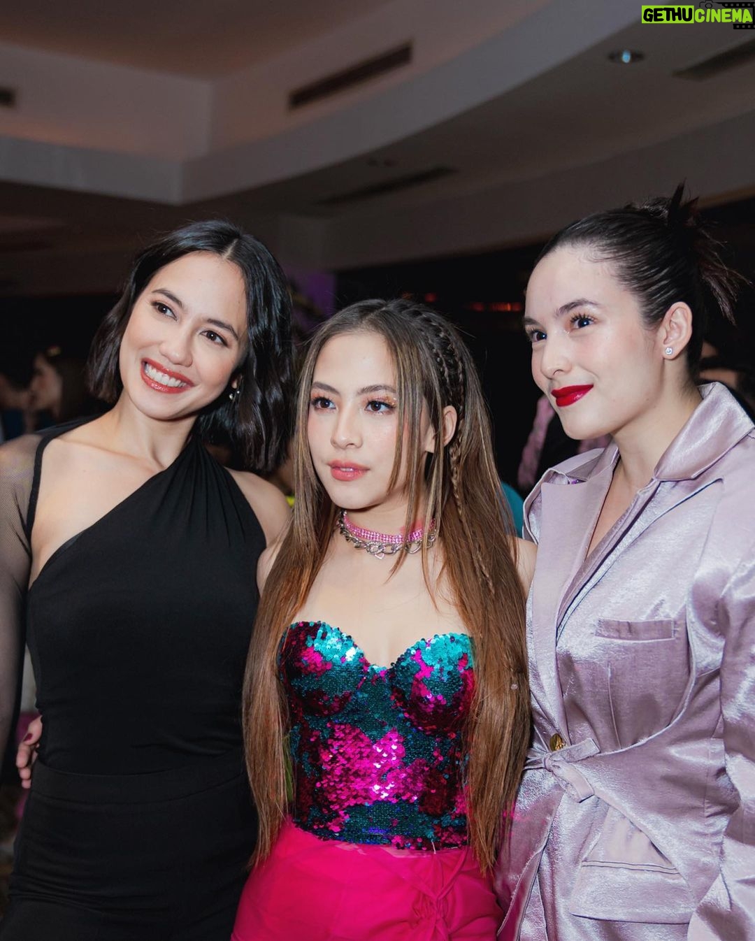 Chelsea Islan - 81.9K Likes - Snippets from Virgo and The Sparklings Gala Premiere 💜
Filmnya tayang hari ini! Wajib untuk nonton di bioskop, filmnya seru banget. Selain itu juga karakter dan ceritanya di bawakan dengan sangat fun, fresh & vibrant. Penonton juga terbawa suasana untuk sing along di bioskop bareng-bareng. So happy to meet Virgo & Sri Asih! 💫
#BanggaFilmIndonesia
Styled by: @ivanteguhsantoso
Outfit by: @sean_sheila
MUA: @ryanogilvy
Hairdo: @shabura
📸: @snap.nuel & @armanfebryan