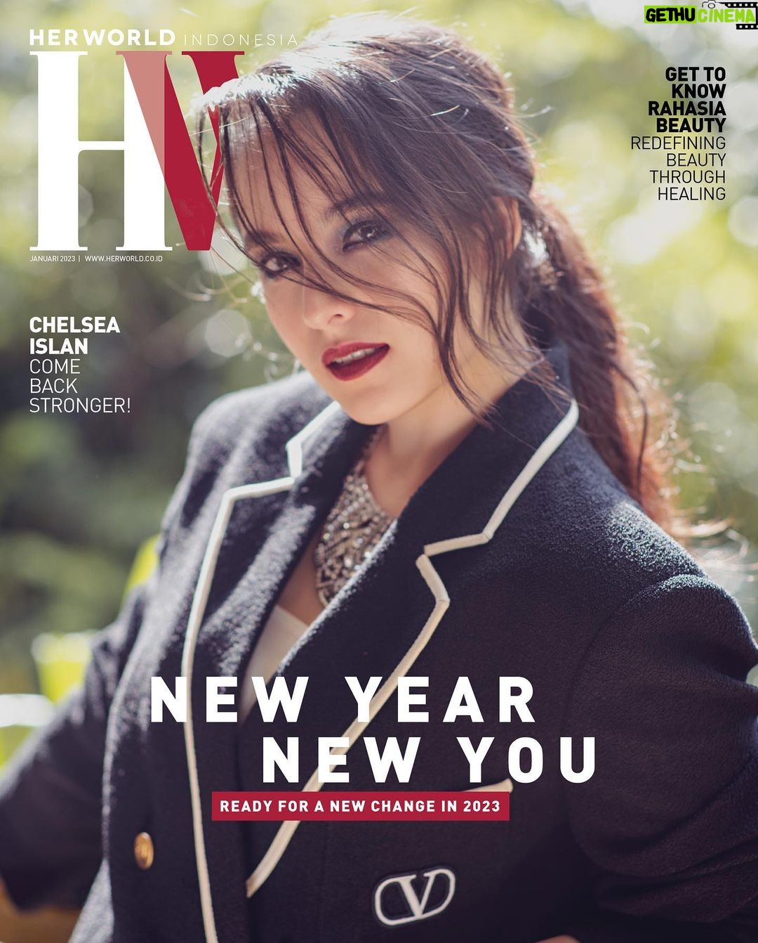 Chelsea Islan Instagram - It’s new year, new you! Simak cerita @chelseaislan yang semakin kuat menjejakkan kakinya di industri hiburan Tanah Air di tahun ini. Telusuri juga perjalanan menemukan kembali definisi kecantikan melalui #healing yang bisa menginspirasi kamu di tahun yang baru. Dapatkan e-magazine Herworld Indonesia melalui aplikasi S-Lime atau di @gramedia.com / Gramedia Digital App Photgrapher: @dikhadheansa Stylist: @bimopermadi Asst. Stylist: @girahababyl Make Up: @ryanogilvy Hair: @ichanaahair Wardrobe: @louisvuitton @maxmara @maisonvalentino @fendi @time.international Lokasi: @thedharmawangsa #herworldindonesia #january #cover #onthecover