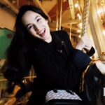 Chelsea Islan Instagram - Takes me back to my childhood days, wearing the latest collection from @coach Holiday 2022 🎠✨ Videographer: @ferdianrus Fashion Editor: @yudithnk Makeup: @ryanogilvy Hair: @ichanaahair Stylist Assistant: @pithalokadiah Full outfit and Accessories: @coach @kanmogroup.fashion Location: @funworld #ChelseaIslan #CoachHoliday #CoachNY