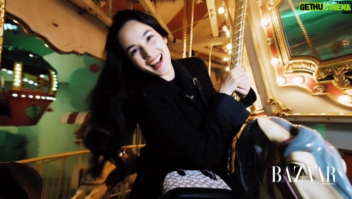 Chelsea Islan Instagram - Takes me back to my childhood days, wearing the latest collection from @coach Holiday 2022 🎠✨ Videographer: @ferdianrus Fashion Editor: @yudithnk Makeup: @ryanogilvy Hair: @ichanaahair Stylist Assistant: @pithalokadiah Full outfit and Accessories: @coach @kanmogroup.fashion Location: @funworld #ChelseaIslan #CoachHoliday #CoachNY
