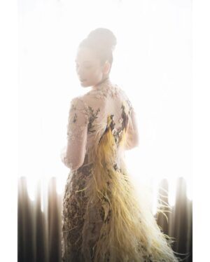 Chelsea Islan Instagram - Details of the breathtaking Kebaya. 

Kebaya kutu baru ini memiliki unsur perpaduan antara adat Jawa dan Papua. Burung Cenderawasih atau The Bird of Paradise melambangkan keberuntungan. Masyarakat Papua mempercayai bahwa keberuntungan akan datang dengan terus menjaga burung Cenderawasih. 

Disini memiliki filosofi khusus, bahwa 2 adat di persatukan, 2 insan di persatukan dan menyatu menjadi 1 cinta. 

Ini adalah karya Mas @eddybetty yang begitu luar biasa, mewujudkan visi aku menjadi kenyataan. Thank you Mas Eddy Betty for making my dream Kebaya come true 🤍✨