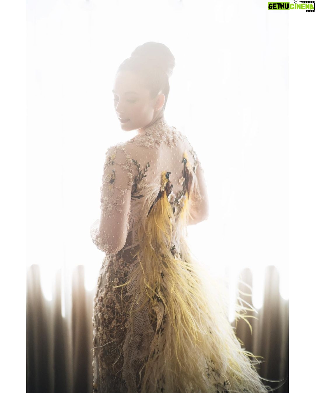 Chelsea Islan - 90.1K Likes - Details of the breathtaking Kebaya.
Kebaya kutu baru ini memiliki unsur perpaduan antara adat Jawa dan Papua. Burung Cenderawasih atau The Bird of Paradise melambangkan keberuntungan. Masyarakat Papua mempercayai bahwa keberuntungan akan datang dengan terus menjaga burung Cenderawasih.
Disini memiliki filosofi khusus, bahwa 2 adat di persatukan, 2 insan di persatukan dan menyatu menjadi 1 cinta.
Ini adalah karya Mas @eddybetty yang begitu luar biasa, mewujudkan visi aku menjadi kenyataan. Thank you Mas Eddy Betty for making my dream Kebaya come true 🤍✨