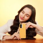 Chelsea Islan Instagram - Guys, masih ingat dengan challenge #GaOrenGaKeren aku? Nah ini adalah salah satu barang orange keren yang aku punya, #OPPOA77s! Cantik kan? ✨ #EkstraKeren #OPPOIndonesia 🧡