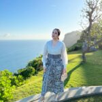 Chelsea Islan Instagram - A day spent with dreaming, sunsets, painted skies and refreshing breeze in Uluwatu. Truly blessed 🍃 Dolled up in @fadlan_indonesia @fabricsocietystore @batikkerisonline Styled by: @imeldaimew @imewmew