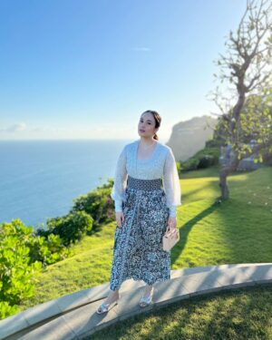 Chelsea Islan Instagram - A day spent with dreaming, sunsets, painted skies and refreshing breeze in Uluwatu. Truly blessed 🍃

Dolled up in @fadlan_indonesia
@fabricsocietystore @batikkerisonline 

Styled by: @imeldaimew @imewmew