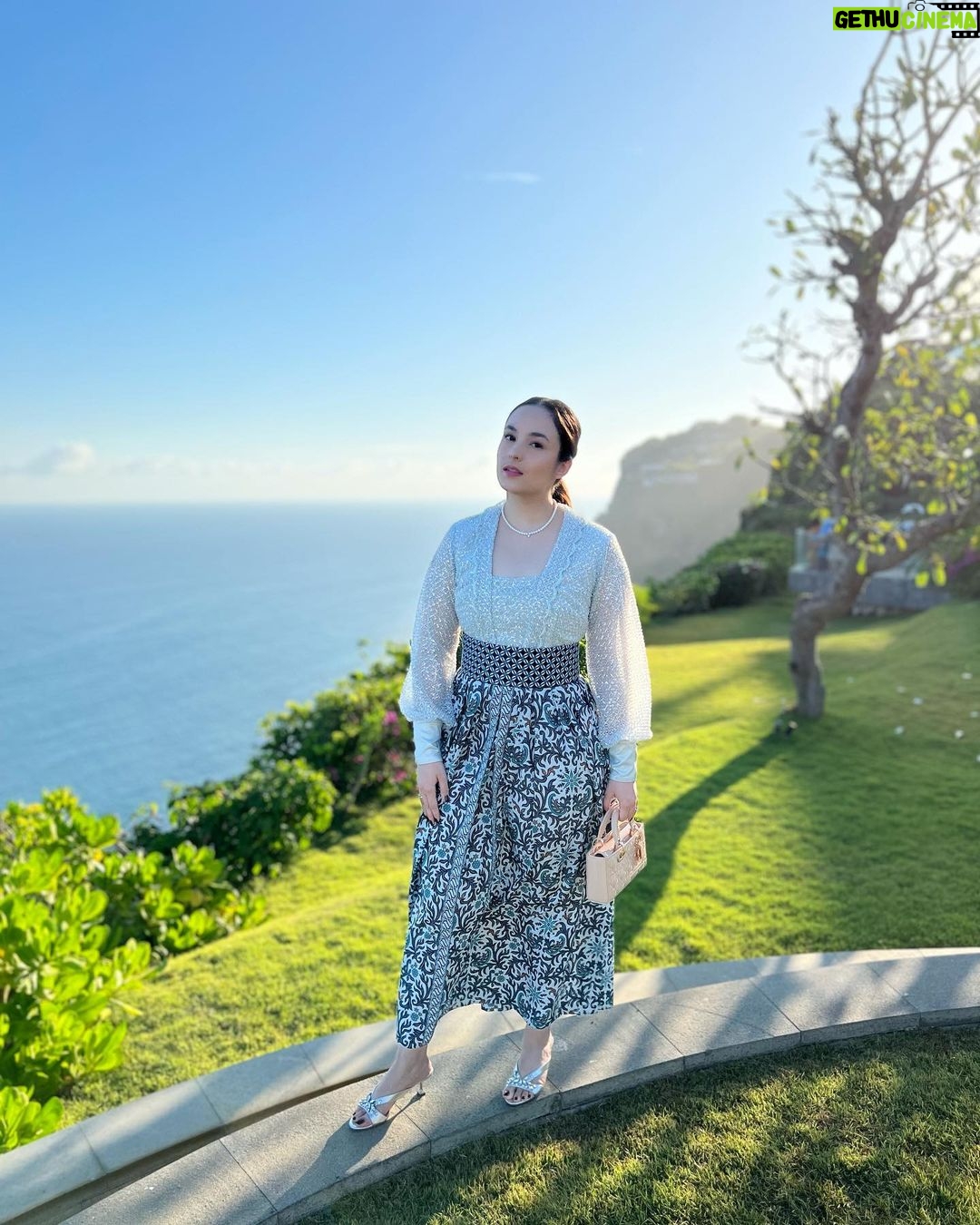 Chelsea Islan - 141.9K Likes - A day spent with dreaming, sunsets, painted skies and refreshing breeze in Uluwatu. Truly blessed 🍃
Dolled up in @fadlan_indonesia
@fabricsocietystore @batikkerisonline
Styled by: @imeldaimew @imewmew