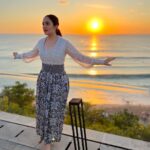Chelsea Islan Instagram - A day spent with dreaming, sunsets, painted skies and refreshing breeze in Uluwatu. Truly blessed 🍃 Dolled up in @fadlan_indonesia @fabricsocietystore @batikkerisonline Styled by: @imeldaimew @imewmew