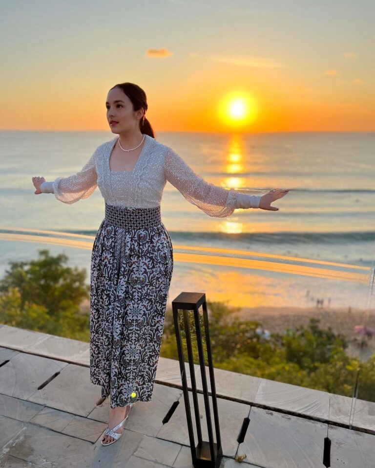 Chelsea Islan Instagram - A day spent with dreaming, sunsets, painted skies and refreshing breeze in Uluwatu. Truly blessed 🍃 Dolled up in @fadlan_indonesia @fabricsocietystore @batikkerisonline Styled by: @imeldaimew @imewmew