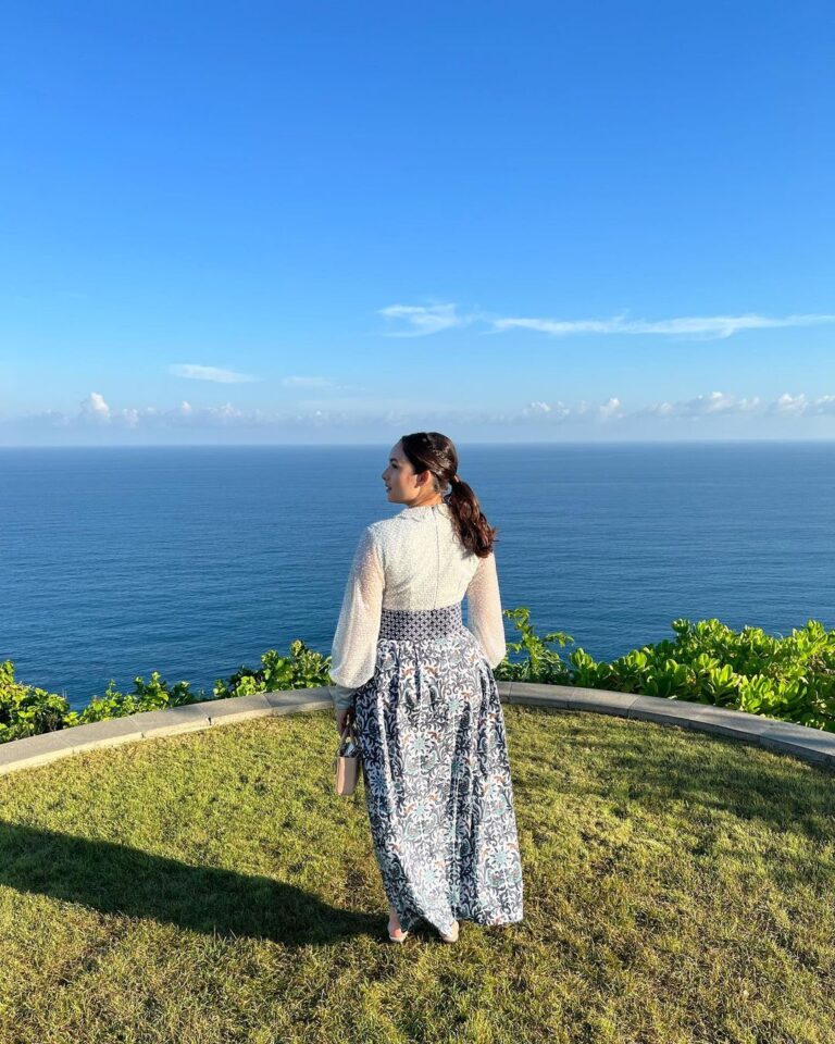 Chelsea Islan Instagram - A day spent with dreaming, sunsets, painted skies and refreshing breeze in Uluwatu. Truly blessed 🍃 Dolled up in @fadlan_indonesia @fabricsocietystore @batikkerisonline Styled by: @imeldaimew @imewmew