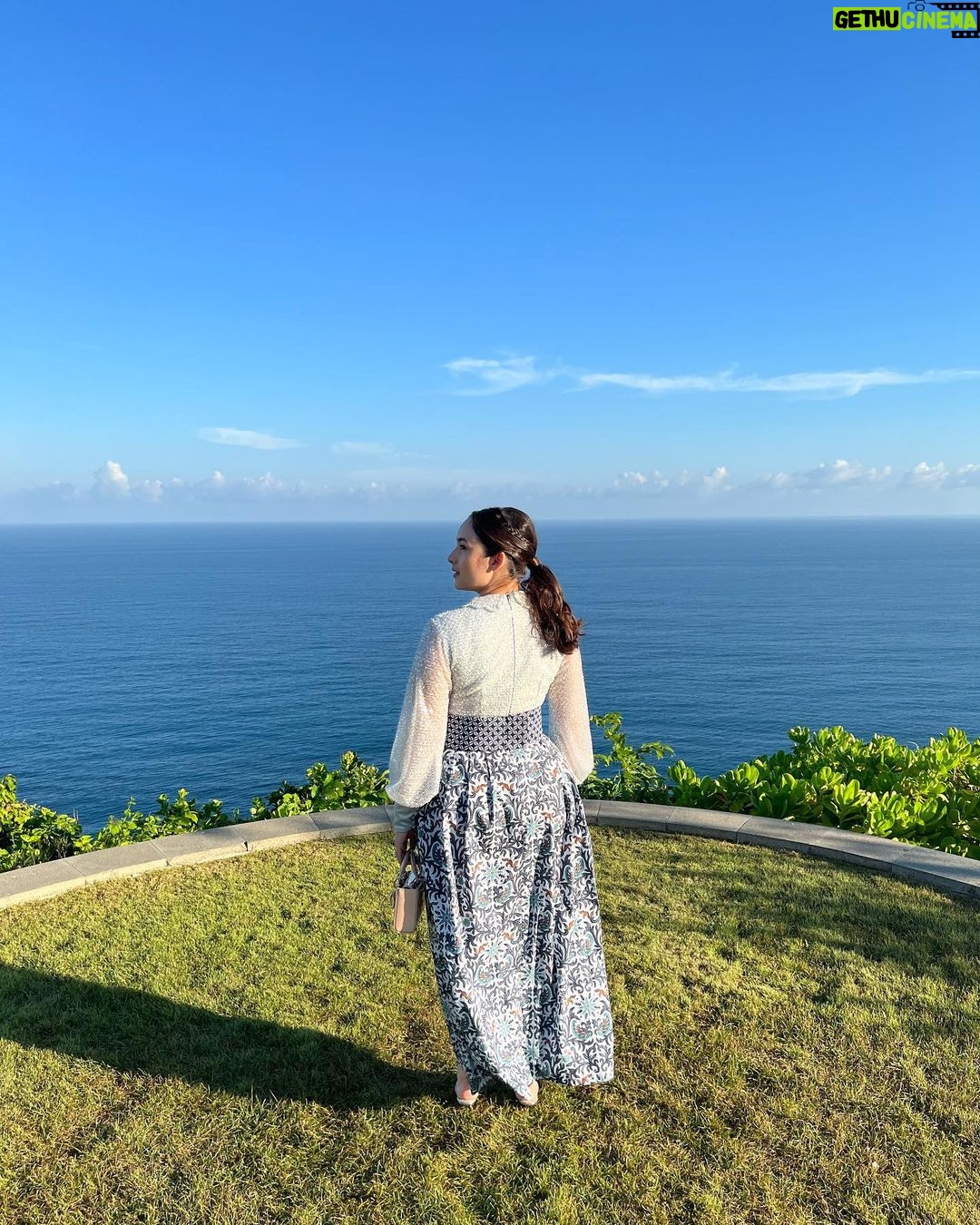 Chelsea Islan - 141.9K Likes - A day spent with dreaming, sunsets, painted skies and refreshing breeze in Uluwatu. Truly blessed 🍃
Dolled up in @fadlan_indonesia
@fabricsocietystore @batikkerisonline
Styled by: @imeldaimew @imewmew