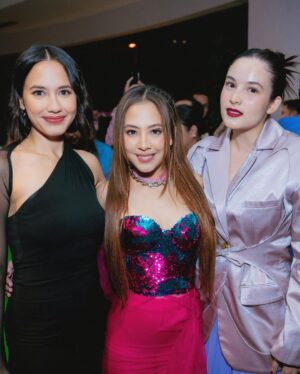 Chelsea Islan Instagram - Snippets from Virgo and The Sparklings Gala Premiere 💜

Filmnya tayang hari ini! Wajib untuk nonton di bioskop, filmnya seru banget. Selain itu juga karakter dan ceritanya di bawakan dengan sangat fun, fresh & vibrant. Penonton juga terbawa suasana untuk sing along di bioskop bareng-bareng. So happy to meet Virgo & Sri Asih! 💫

#BanggaFilmIndonesia

Styled by: @ivanteguhsantoso 
Outfit by: @sean_sheila 
MUA: @ryanogilvy 
Hairdo: @shabura 
📸: @snap.nuel & @armanfebryan