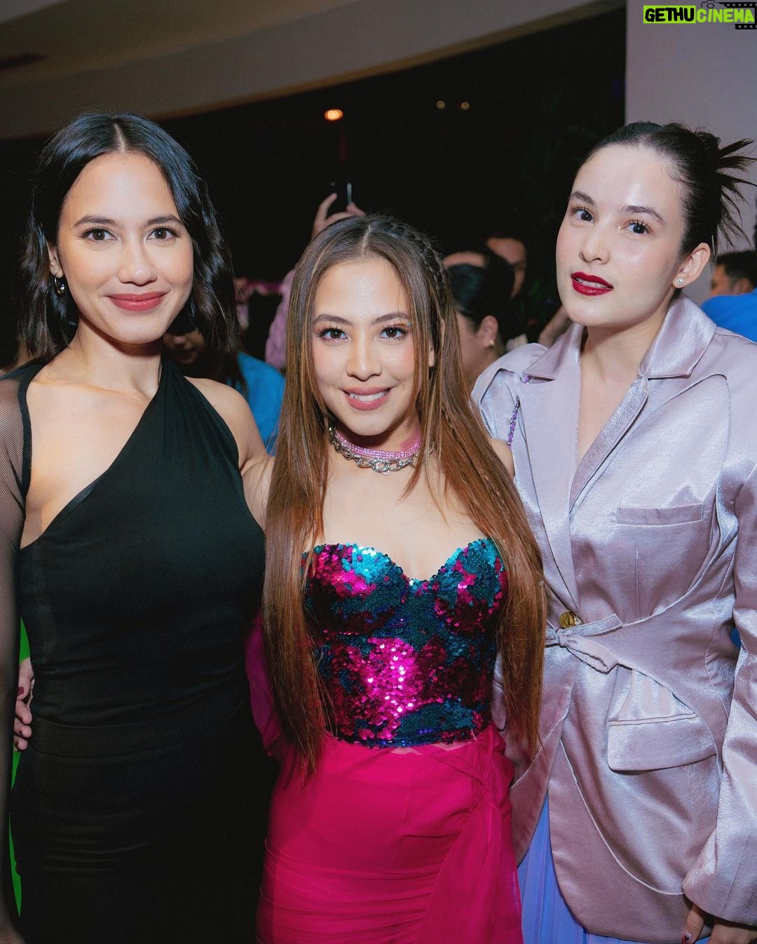 Chelsea Islan - 81.9K Likes - Snippets from Virgo and The Sparklings Gala Premiere 💜
Filmnya tayang hari ini! Wajib untuk nonton di bioskop, filmnya seru banget. Selain itu juga karakter dan ceritanya di bawakan dengan sangat fun, fresh & vibrant. Penonton juga terbawa suasana untuk sing along di bioskop bareng-bareng. So happy to meet Virgo & Sri Asih! 💫
#BanggaFilmIndonesia
Styled by: @ivanteguhsantoso
Outfit by: @sean_sheila
MUA: @ryanogilvy
Hairdo: @shabura
📸: @snap.nuel & @armanfebryan