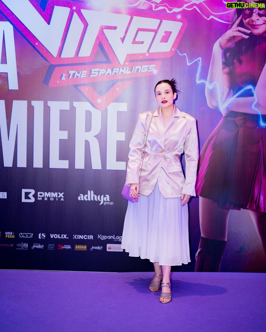 Chelsea Islan - 81.9K Likes - Snippets from Virgo and The Sparklings Gala Premiere 💜
Filmnya tayang hari ini! Wajib untuk nonton di bioskop, filmnya seru banget. Selain itu juga karakter dan ceritanya di bawakan dengan sangat fun, fresh & vibrant. Penonton juga terbawa suasana untuk sing along di bioskop bareng-bareng. So happy to meet Virgo & Sri Asih! 💫
#BanggaFilmIndonesia
Styled by: @ivanteguhsantoso
Outfit by: @sean_sheila
MUA: @ryanogilvy
Hairdo: @shabura
📸: @snap.nuel & @armanfebryan