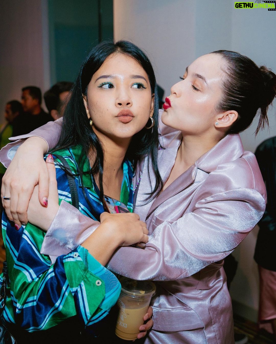 Chelsea Islan - 81.9K Likes - Snippets from Virgo and The Sparklings Gala Premiere 💜
Filmnya tayang hari ini! Wajib untuk nonton di bioskop, filmnya seru banget. Selain itu juga karakter dan ceritanya di bawakan dengan sangat fun, fresh & vibrant. Penonton juga terbawa suasana untuk sing along di bioskop bareng-bareng. So happy to meet Virgo & Sri Asih! 💫
#BanggaFilmIndonesia
Styled by: @ivanteguhsantoso
Outfit by: @sean_sheila
MUA: @ryanogilvy
Hairdo: @shabura
📸: @snap.nuel & @armanfebryan