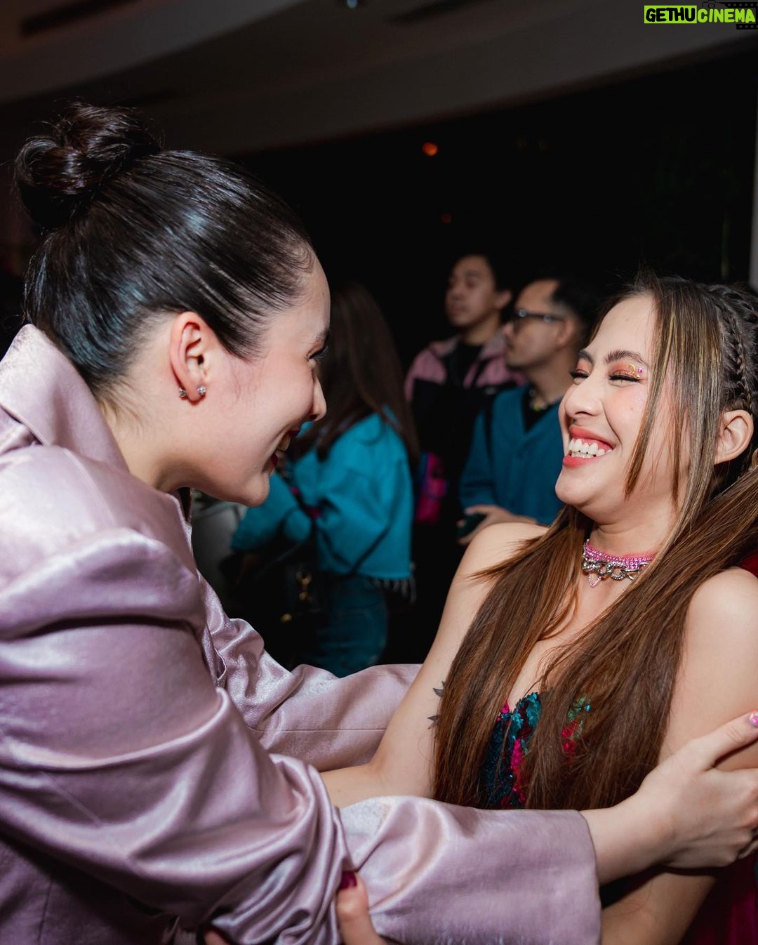 Chelsea Islan - 81.9K Likes - Snippets from Virgo and The Sparklings Gala Premiere 💜
Filmnya tayang hari ini! Wajib untuk nonton di bioskop, filmnya seru banget. Selain itu juga karakter dan ceritanya di bawakan dengan sangat fun, fresh & vibrant. Penonton juga terbawa suasana untuk sing along di bioskop bareng-bareng. So happy to meet Virgo & Sri Asih! 💫
#BanggaFilmIndonesia
Styled by: @ivanteguhsantoso
Outfit by: @sean_sheila
MUA: @ryanogilvy
Hairdo: @shabura
📸: @snap.nuel & @armanfebryan