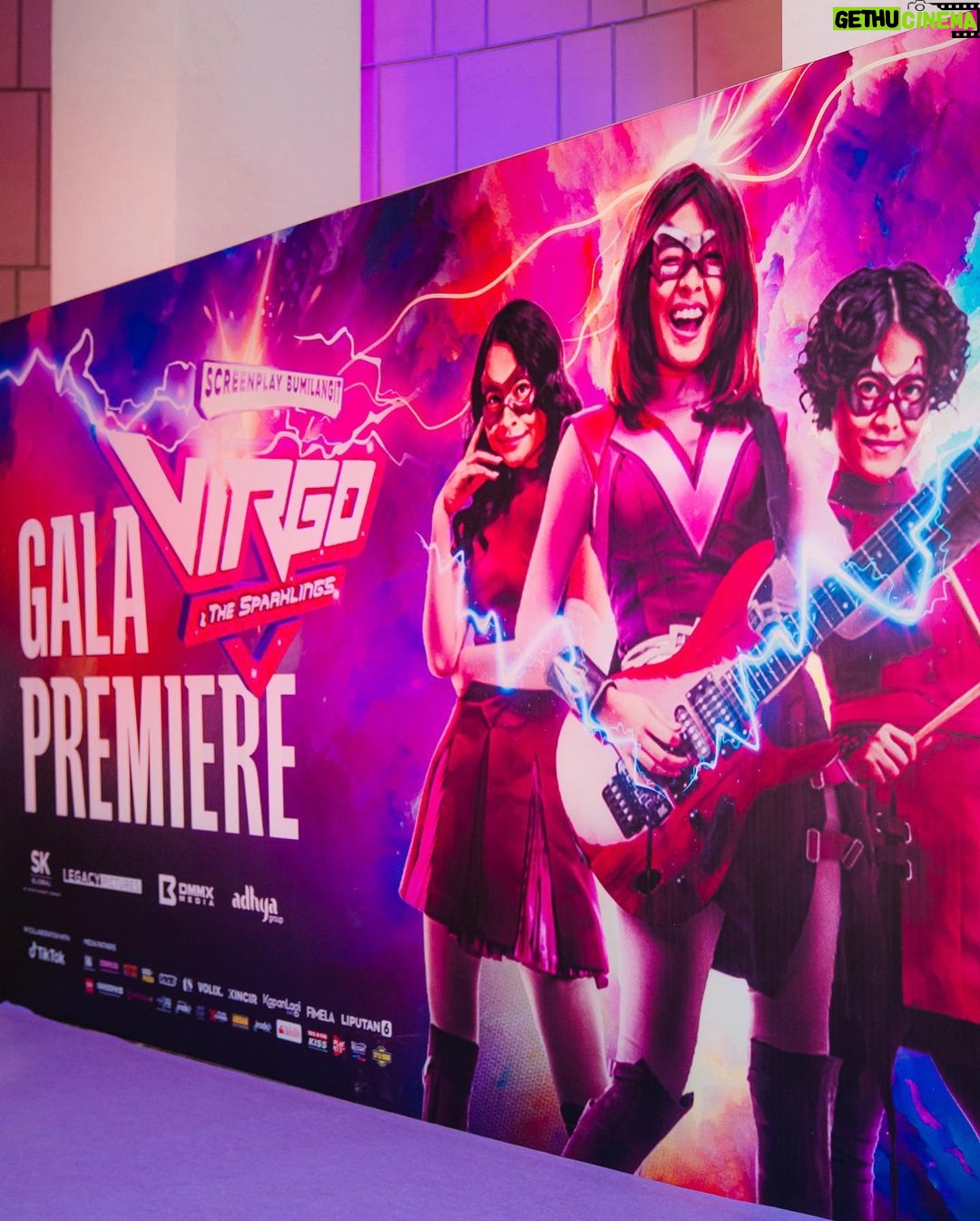 Chelsea Islan - 81.9K Likes - Snippets from Virgo and The Sparklings Gala Premiere 💜
Filmnya tayang hari ini! Wajib untuk nonton di bioskop, filmnya seru banget. Selain itu juga karakter dan ceritanya di bawakan dengan sangat fun, fresh & vibrant. Penonton juga terbawa suasana untuk sing along di bioskop bareng-bareng. So happy to meet Virgo & Sri Asih! 💫
#BanggaFilmIndonesia
Styled by: @ivanteguhsantoso
Outfit by: @sean_sheila
MUA: @ryanogilvy
Hairdo: @shabura
📸: @snap.nuel & @armanfebryan