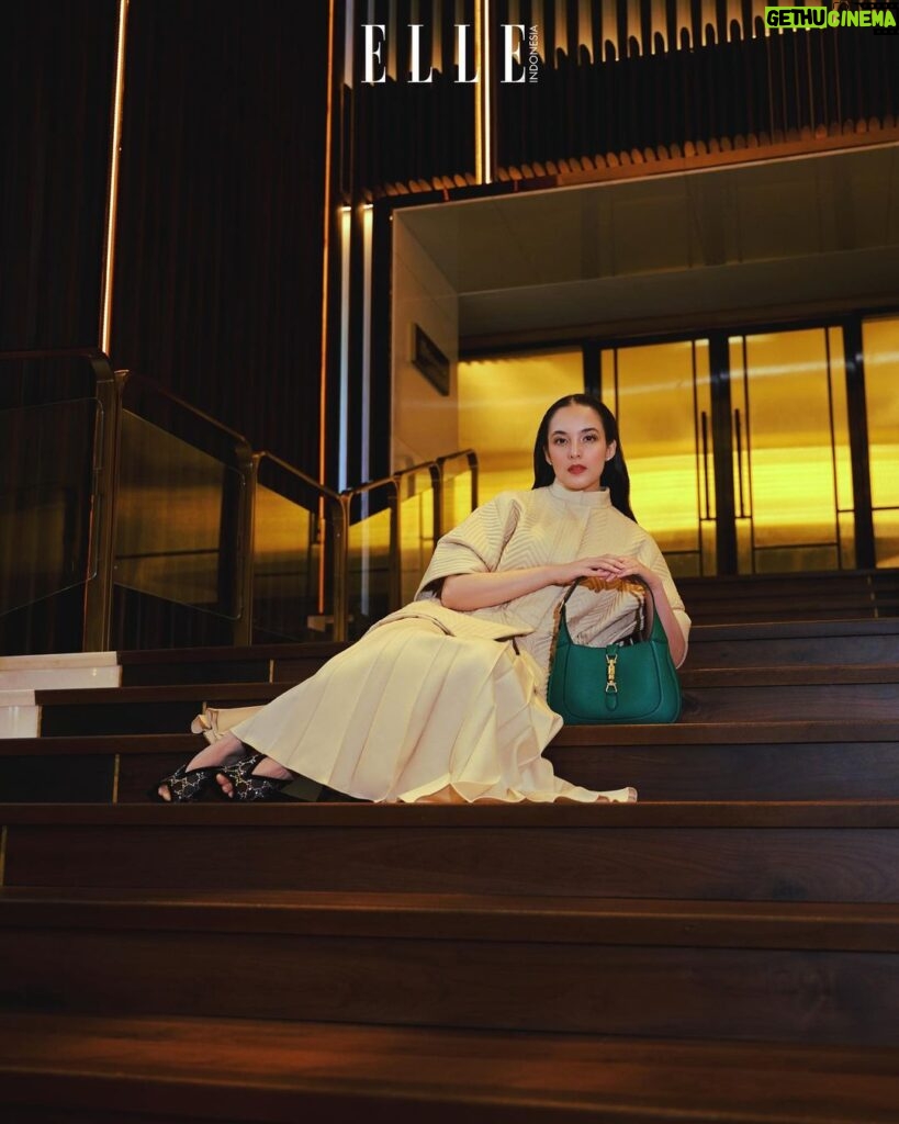 Chelsea Islan Instagram - Obsessed by @gucci’s handbag style that lasts forever. #GucciJackie1961 #Gucci 👜❤️ Thank you @gucci and @elleindonesia ✨ The St. Regis Jakarta