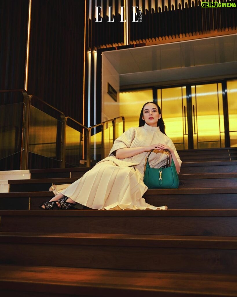 Chelsea Islan Instagram - Obsessed by @gucci’s handbag style that lasts forever. #GucciJackie1961 #Gucci 👜❤️ Thank you @gucci and @elleindonesia ✨ The St. Regis Jakarta