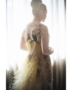Chelsea Islan Instagram - Details of the breathtaking Kebaya. 

Kebaya kutu baru ini memiliki unsur perpaduan antara adat Jawa dan Papua. Burung Cenderawasih atau The Bird of Paradise melambangkan keberuntungan. Masyarakat Papua mempercayai bahwa keberuntungan akan datang dengan terus menjaga burung Cenderawasih. 

Disini memiliki filosofi khusus, bahwa 2 adat di persatukan, 2 insan di persatukan dan menyatu menjadi 1 cinta. 

Ini adalah karya Mas @eddybetty yang begitu luar biasa, mewujudkan visi aku menjadi kenyataan. Thank you Mas Eddy Betty for making my dream Kebaya come true 🤍✨
