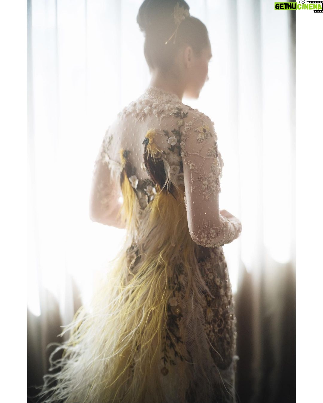 Chelsea Islan - 90.1K Likes - Details of the breathtaking Kebaya.
Kebaya kutu baru ini memiliki unsur perpaduan antara adat Jawa dan Papua. Burung Cenderawasih atau The Bird of Paradise melambangkan keberuntungan. Masyarakat Papua mempercayai bahwa keberuntungan akan datang dengan terus menjaga burung Cenderawasih.
Disini memiliki filosofi khusus, bahwa 2 adat di persatukan, 2 insan di persatukan dan menyatu menjadi 1 cinta.
Ini adalah karya Mas @eddybetty yang begitu luar biasa, mewujudkan visi aku menjadi kenyataan. Thank you Mas Eddy Betty for making my dream Kebaya come true 🤍✨