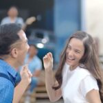 Chelsea Islan Instagram - Lagi asik sama temen tapi tiba tiba kepala berasa gatal? Coba di check dulu jangan-jangan kulit kepala kamu gatal karena ada ketombe basah! Buruan yuk #MoveOnBeb dari Ketombe dan keramas pakai @headandshouldersid Cool Menthol. Sekarang dengan Wangi Baru yang tidak hanya lawan ketombe basah dan gatal, tapi kamu juga jadi Pede seharian! Yuk #MoveOnBeb ke Head & Shoulders! 💙✨