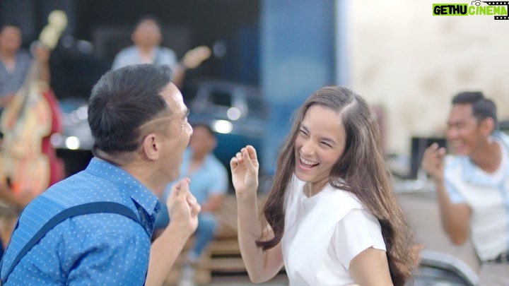 Chelsea Islan Instagram - Lagi asik sama temen tapi tiba tiba kepala berasa gatal? Coba di check dulu jangan-jangan kulit kepala kamu gatal karena ada ketombe basah! Buruan yuk #MoveOnBeb dari Ketombe dan keramas pakai @headandshouldersid Cool Menthol. Sekarang dengan Wangi Baru yang tidak hanya lawan ketombe basah dan gatal, tapi kamu juga jadi Pede seharian! Yuk #MoveOnBeb ke Head & Shoulders! 💙✨