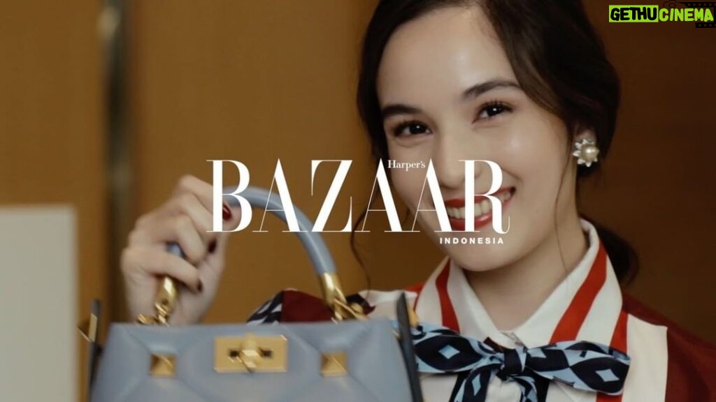 Chelsea Islan Instagram - Yay! It was such a great time recording this video because I finally get to share what’s inside of my #ValentinoGaravani #RomanStud handbag with all of you. As you can see, this handbag fits many of my daily essentials. Impressive isn’t it? #RomanStud #ValentinoGaravani #RomanPalazzo #ValentinoIndonesia ❤️