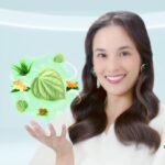 Chelsea Islan Instagram - Enggak pede pas lagi menstruasi??? DUH enggak jaman lagi deh sekarang! Karena ada Charm Herbal Ansept+ dengan 5 ekstrak herbal dari daun sirih, jahe, kunyit, lidah buaya, dan manjakani yang bisa membantumu tetap higienis dan cegah bau! 🥰💚 #stayhigienisbyebau #DaunSirihPlusHerbal #CharmHerbalAnsept+ #TakAdaMomenTerlewatkan #SharingIsCHARMing