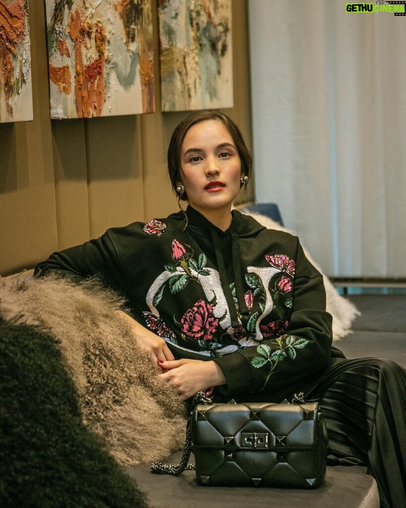Chelsea Islan Instagram - Black is such a classic color and with unique details, like this hoodie and #VALENTINOGARAVANI hand bag; it brings the look to another level. 🖤 #RomanStud #ValentinoGaravani #RomanPalazzo #ValentinoIndonesia