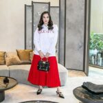 Chelsea Islan Instagram - Currently obsessed with this VALENTINO hoodie and its details. You can dress it up or down! It is truly such an essential for this year-end weather. Don’t you just love this simple yet striking colors? #RomanStud #ValentinoGaravani #RomanPalazzo #ValentinoIndonesia