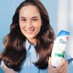 Chelsea Islan Instagram - Terkadang kita hanya fokus menutupi masalah instead of solving it, sama halnya dengan rambut, dulu aku pernah insecure sama kondisi rambut hingga sering melakukan styling terus menerus untuk menutupinya, tapi gak sadar kalo ada yang lebih penting dari itu, yaitu kesehatan dari akar rambut, alias Kesehatan Kulit Kepala. Tapi sekarang aku sudah #MoveOn dari insecurity rambut aku dan menjaga kesehatan rambut dari kulit kepala. I am proud to announce that I am joining @headandshouldersid family! Sekarang aku jadi semakin pede sama rambutku yang tetap terlihat bagus dan lebih sehat dari sebelumnya! Yuk #MoveOnBeb bareng aku dan @headandshouldersid! Rambut udah ON, masa belum MOVE ON dari kulit kepala berketombe dan gatal? #MoveOnBeb #HeadandShoulders 💙