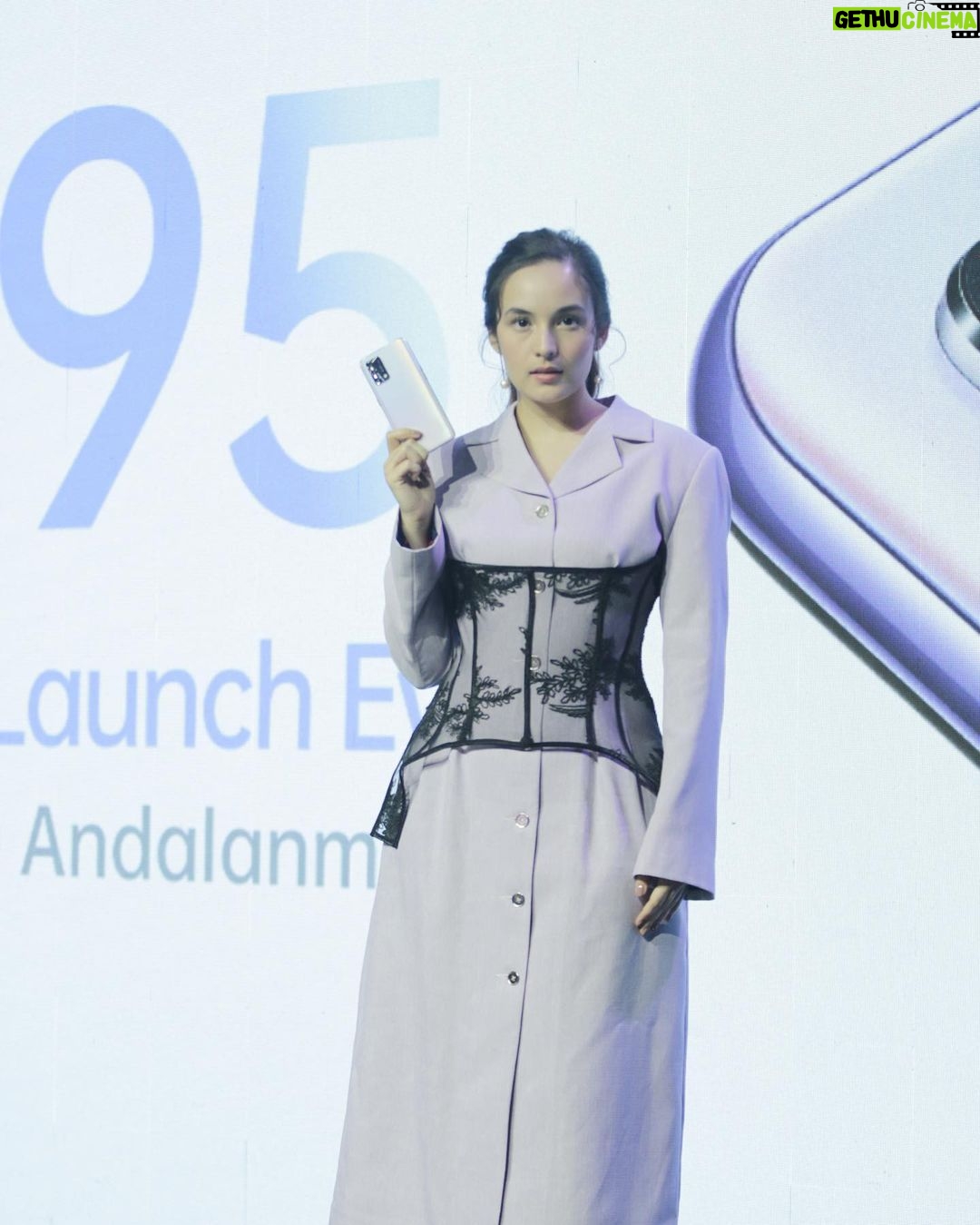 Chelsea Islan Instagram - OPPO A95 Launching Event 🤍 Outfit by @wilsenwillimofficial GLAM TEAM: Stylist: @imeldaimew Assistant Stylist: @untungadaaji MUA: @ryanogilvy Assistant MUA: @jimmi.panai Hairdo Slide 1: @yezhadjohair Hairdo Slide 2: @picaleva