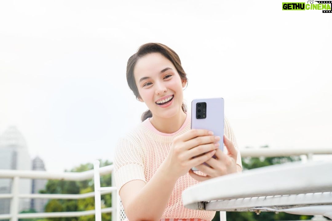 Chelsea Islan Instagram - Tampil fashionable bareng design premium dari #OPPOA95! 💎 Guys, kalian tau gak sih kalau OPPO A95 selain punya design yang cantik dan bisa merefleksikan warna pastel, kualitasnya juga bisa jadi #PerformaAndalanmu yang bebas goresan, fingerprint dan cipratan karena sudah punya IPX4! Aku suka banget design OPPO A95! Kalau kamu, apa performa favorit kamu? Share di kolom komentar dan menangin OPPO A95 yuk, ini caranya: 1. Wajib follow @OPPOIndonesia dulu 2. Komen performa/fitur OPPO A95 yang jadi kesukaanmu di postingan ini 3. Mention @OPPOIndonesia dan tag dengan #OPPOA95 #PerformaAndalanmu dan #OPPOIndonesia 4. Tag 3 orang untuk ikutan juga 5. Syarat dan ketentuan berlaku Ayo jadi yang pertama dapetin kesempatan untuk punya #OPPOA95, periode hanya di tanggal 18 - 21 November 2021. Jangan sampai ketinggalan! ✨
