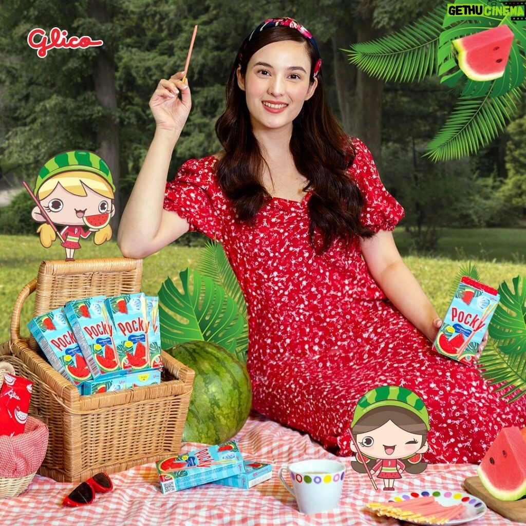 Chelsea Islan Instagram - FINALLY! POCKY WATERMELON! THE MOST ANTICIPATED PRODUCT IS HERE! THE WAIT IS OVER! Have you guys tried the refreshing #PockyWatermelon? 🍉 Rasa semangkanya beneran enak dan seger banget karena ada sensasi Cooling Effectnya! I love it! It made my day! 🥰 #PockyNyegerinHari cocok banget dinikmati saat cuaca cerah sambil picnic santai. Pocky Lovers, do not miss this opportunity and go get yours now! ❤️
