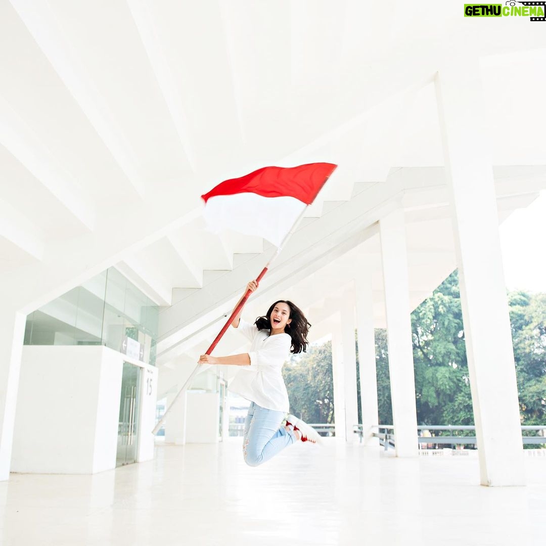 Chelsea Islan - 81.2K Likes - Selamat Hari Kemerdekaan Republik Indonesia ke-76! Dirgahayu Indonesiaku! 🇮🇩
Di 76 Tahun kita Merdeka ini, yuk kita saling tingkatkan aksi gotong royong kita untuk membangun Indonesia menjadi lebih baik lagi! Tidak hanya pemerintah, tapi kita juga bisa jadi bagian dari pembangunan Negeri Indonesia kita ini lho!
Salah satunya dengan berinvestasi di reksa dana UOBAM Dana Membangun Negeri, yang pengalokasian asetnya ditujukan sebagian besar ke instrumen pendapatan tetap seperti obligasi pemerintah maupun obligasi korporasi dari emiten yang ikut serta dalam pembangunan Nasional seperti BUMN.
Yuk ikutan aku bersama Pluang membangun Negeri kita tercinta ini dengan berinvestasi reksa dana UOBAM Membangun Negeri yang hanya ada di Pluang. Kamu juga bisa sambil bangun masa depan kamu lho!
Jangan lupa tunjukin juga kecintaanmu terhadap Indonesia melalui post photo kecintaan kamu dengan Indonesia di Instagram Feed dan berinvestasi di UOBAM Dana Membangun Negeri dengan jumlah unik yaitu Rp170,845 di @pluang_id. Dapatkan kesempatan memenangkan hadiahnya! Jangan lupa follow & mention @pluang_id, serta menggunakan #PluangMembangunNegeri
Bagi kamu yang baru pakai Aplikasi Pluang, jangan lupa daftar pakai kode referralku : CHELSEA1 🤍