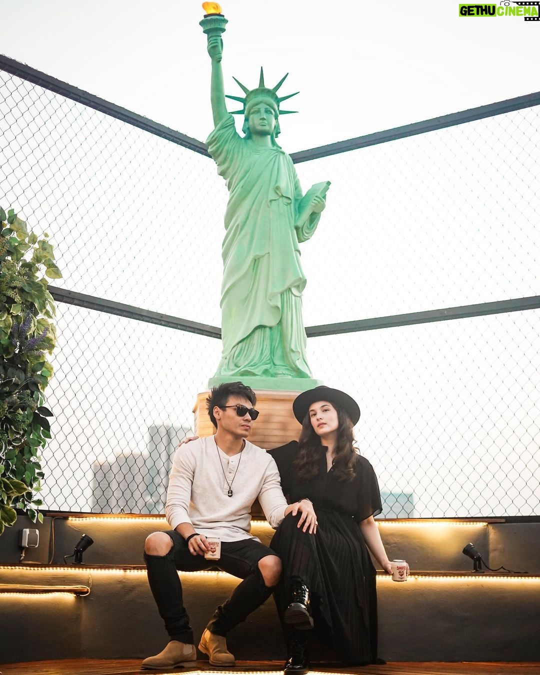 Chelsea Islan - 98.8K Likes - Issa vibe. Feels like we’re in NYC.
The best thing is that as of the moment, we’ll just go to @shotscoffeebar instead and imagine as if we’re in NYC! #JakartaRasaNewYork #PerfectShots #ShotsCoffeeBar 🗽🤍