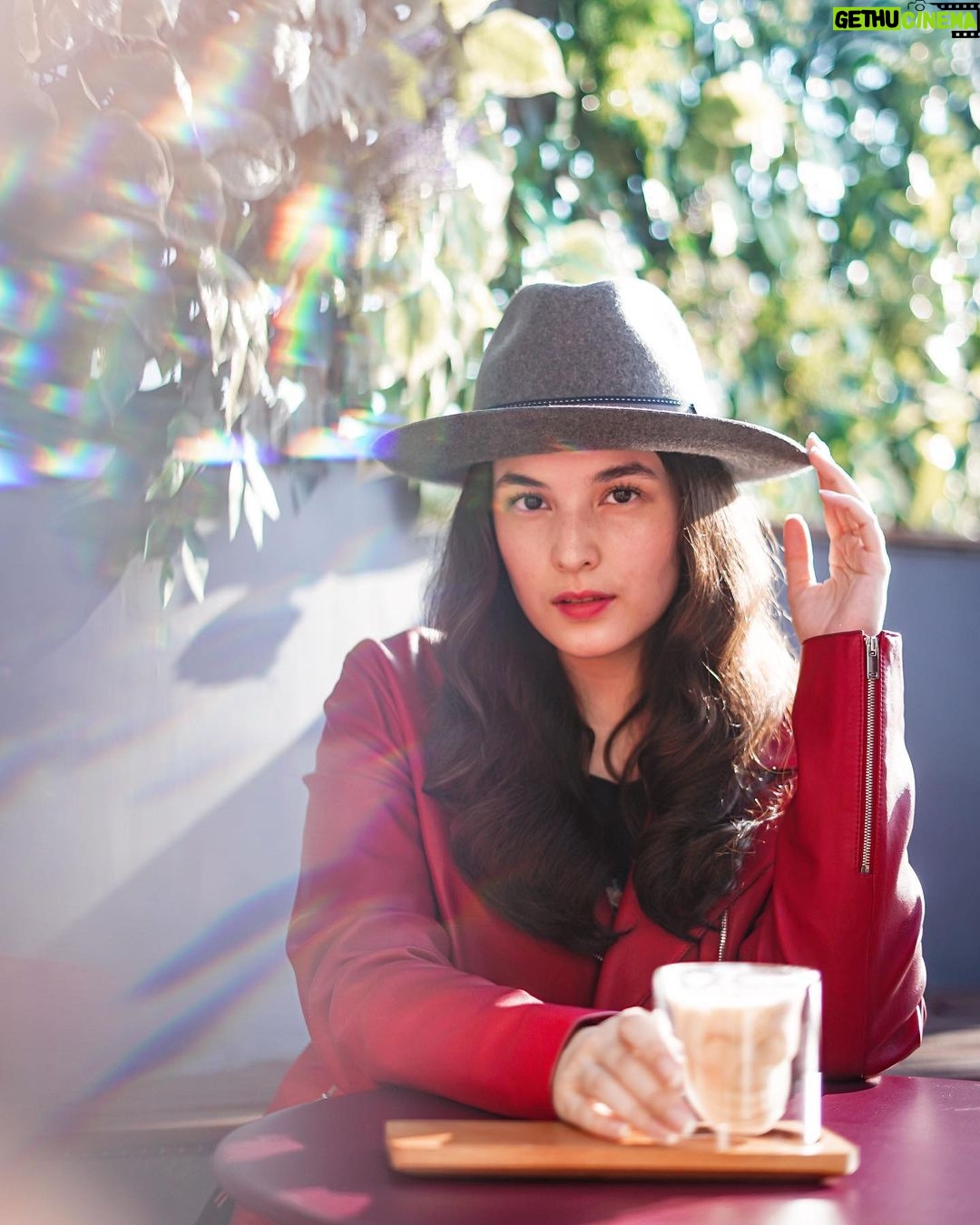 Chelsea Islan Instagram - Coffee & Chill at @shotscoffeebar 🤘🏻