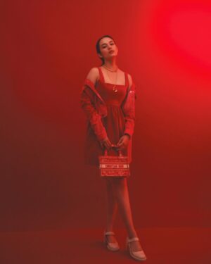 Chelsea Islan Instagram - Merayakan Merah Putih ❤️🌹

Photography @ifanhartanto
Styling @ismelya 
Makeup @ryanogilvy
Hair @picaleva
Interview @riantyrusmalia 
Fashion @dior by @mariagraziachiuri #DIOR #SenimanMudaBerkarya #YouthOfIndonesia #ELLEIndonesia #NewELLEIndonesia 🇮🇩