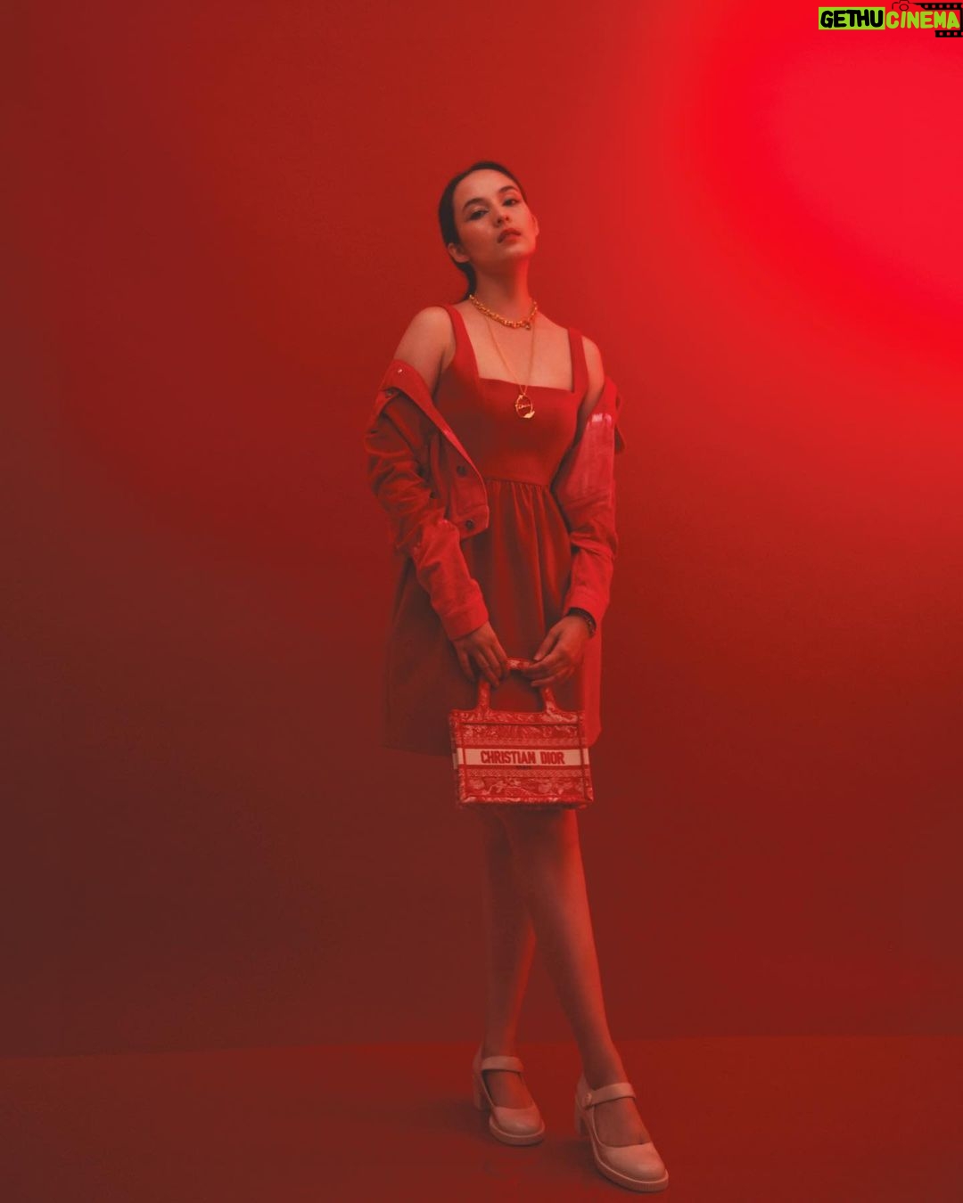 Chelsea Islan - 95.7K Likes - Merayakan Merah Putih ❤️🌹
Photography @ifanhartanto
Styling @ismelya
Makeup @ryanogilvy
Hair @picaleva
Interview @riantyrusmalia
Fashion @dior by @mariagraziachiuri #DIOR #SenimanMudaBerkarya #YouthOfIndonesia #ELLEIndonesia #NewELLEIndonesia 🇮🇩