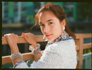 Chelsea Islan Instagram - Once you make a decision, the Universe conspires to make it happen. Trust the Universe. Trust and Believe and have Faith 💫