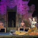 Chelsea Islan Instagram - Pementasan Taksu Ubud yang diadakan live pada minggu lalu, mulai hari ini sudah bisa ditonton via Youtube Budaya Saya @budayasaya Penampang hutan, sungai dan telaga sebagai cerminan ekologi Ubud merupakan Ubad (obat) untuk mendapatkan tidak saja kepuasan indrawi, namun juga ketenangan batin/jiwa. Itulah sejatinya yang senantiasa diwariskan dan dijaga oleh setiap generasi. Tatkala getaran tanah Ubud menyembuhkan, tidak saja bagi penghuninya namun juga bagi para pengunjungnya, maka di situlah sejatinya fitrah Ubud sebagai “Usadhi Desa”. Kisah ini adalah tentang perjalanan pulang Umbara menuju asalnya, akar dari kehidupannya. Kekalutan hatinya yang harus memilih kemapanan di daerah rantaunya atau cinta ibu dan adat yang harus dijalaninya di Ubud. Mulai dari kesadaran akan panggilan nuraninya, penjelajahan aliran pengetahuan bagi Umbara pada semesta juga dirinya, rasa asing yang perlahan luruh ketika di pelukan Ibu dan momen perayaan. Umbara datang pada kesadaran, bahwa ketika semua kembali pada akarnya, keseimbangan dan ketenangan akan dengan sendirinya hadir menjadi taksu jiwa. Taksu Ubud adalah kerja kolaborasi yang didedikasikan menjadi sebuah do'a agar seluruh manusia dapat menemukan akarnya dan menjadikannya obat terutama di masa sulit ini. Akar yang bisa menjadi keluarga, bisa juga menjadi rumah. Seperti saat ini, hanya dengan berdiam diri di rumah, sudah menjadi obat bagi kehidupan. Pentas ini melibatkan banyak seniman yang setia pada pilihan profesinya dan mendedikasikan dirinya untuk pengembangan seni itu sendiri. Kegiatan ini tentu mengikuti protokol kesehatan dan semua yang terlibat melakukan tes swab antigen secara berkala. Pertunjukan ini dilakukan beberapa waktu lalu sebelum pemberlakuan PPKM Darurat. Pengambilan gambar Taksu Ubud juga dilakukan tanpa pemotongan adegan, kamera hanya menjadi jembatan agar dapat dinikmati tanpa menghilangkan peristiwa panggung. Taksu Ubud tayang perdana HARI INI di YouTube Budaya Saya @budayasaya 6 Juli 2021 Pukul 19.00 WIB Hingga 12 Juli 2021 Video oleh Silurbarong dan @raipendet #TaksuUbud #TitimangsaFoundation #SenimanMudaBerkarya #UbudBali ARMA Museum & Resort (Official)